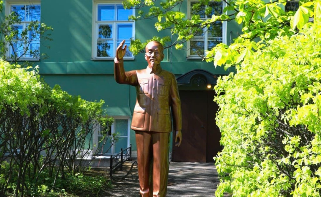 An vị tượng Chủ tịch Hồ Chí Minh tại Trường Đại học Tổng hợp Saint Petersburg